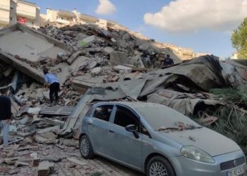 AL MENOS 4 MUERTOS Y 152 HERIDOS EN EL TERREMOTO EN ESMIRNA