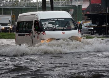 CAEN COMERCIOS A CAUSA DE FUERTES LLUVIAS