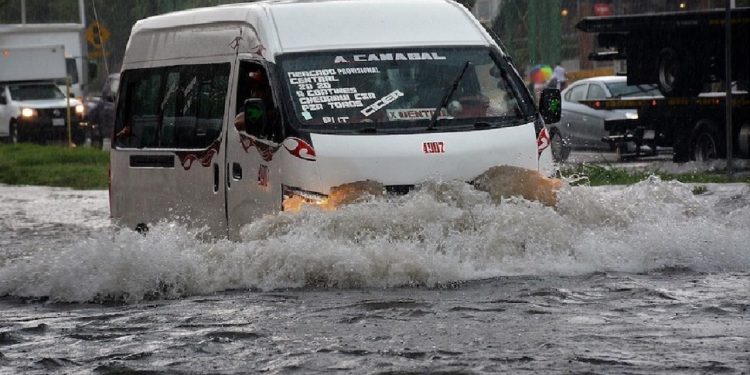 CAEN COMERCIOS A CAUSA DE FUERTES LLUVIAS