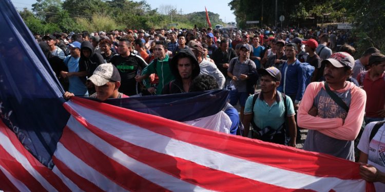 CARAVANA MIGRANTE BUSCA INFLUIR EN COMICIOS DE EEUU: AMLO