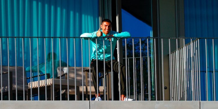 CRISTIANO YA ESTÁ EN TURÍN Y CONTINUARÁ EL CONFINAMIENTO EN SU VIVIENDA