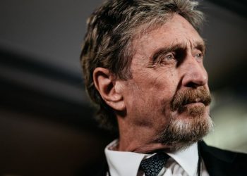 DETIENEN EN ESPAÑA A JOHN MCAFEE, EL EXCÉNTRICO MILLONARIO PIONERO DE LOS ANTIVIRUS