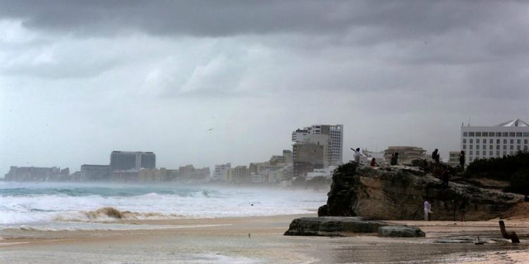 EL CARIBE MEXICANO RESIENTE PRIMEROS EFECTOS DEL HURACÁN ZETA