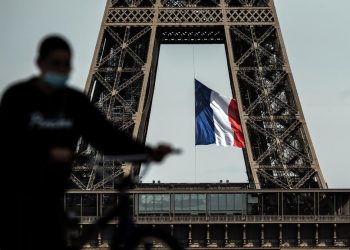 EL GOBIERNO FRANCÉS ANUNCIA QUE EL TOQUE DE QUEDA SERÁ TOTAL EN COMERCIOS Y SERVICIOS