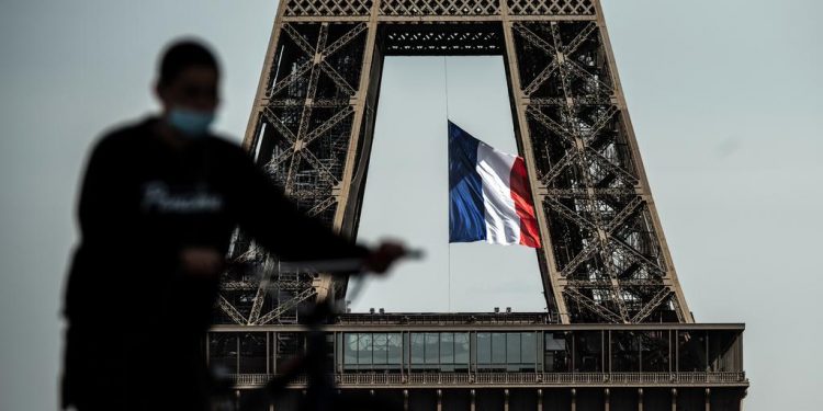 EL GOBIERNO FRANCÉS ANUNCIA QUE EL TOQUE DE QUEDA SERÁ TOTAL EN COMERCIOS Y SERVICIOS