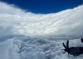 EL HURACÁN EPSILON PASA CERCA A BERMUDAS SIN CAUSAR ESTRAGOS