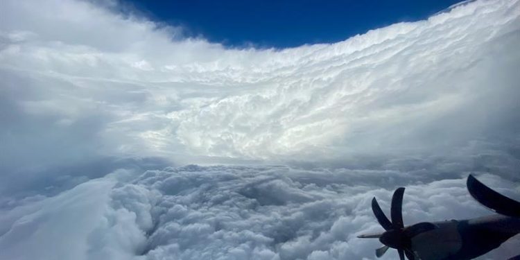EL HURACÁN EPSILON PASA CERCA A BERMUDAS SIN CAUSAR ESTRAGOS