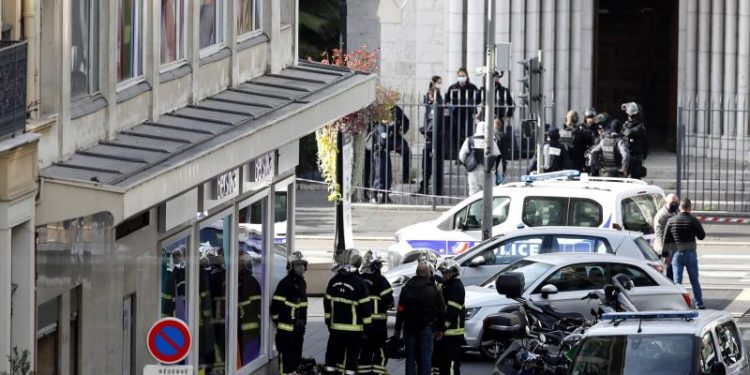EL TERRORISMO VUELVE A ATACAR A FRANCIA CON TRES MUERTOS EN UNA IGLESIA