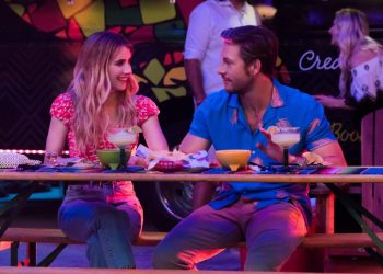 EMMA ROBERTS Y LA DESPREOCUPADA FELICIDAD DE UNA SOLTERA EN «HOLIDATE»