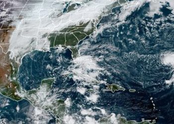 EPSILON PIERDE PARTE DE SU FUERZA Y AVANZA HACIA EL NOROESTE DEL ATLÁNTICO
