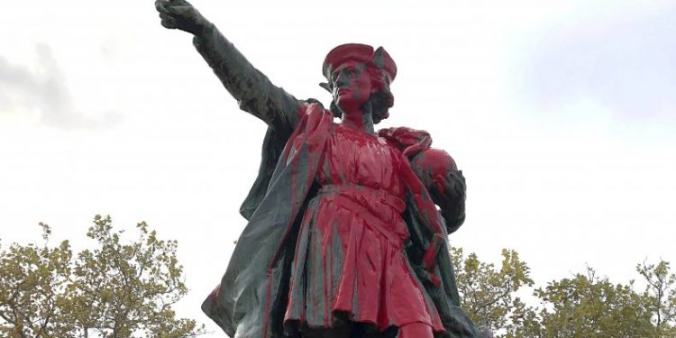 ESTATUA DE CRISTÓBAL COLÓN ES VANDALIZADA EN BOLIVIA
