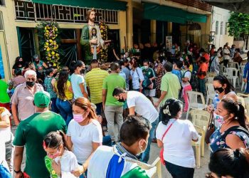 FELIGRESES MEXICANOS DESAFÍAN LA COVID EL DÍA DE SAN JUDAS