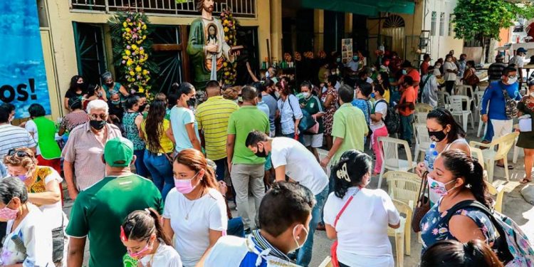 FELIGRESES MEXICANOS DESAFÍAN LA COVID EL DÍA DE SAN JUDAS