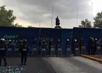 FUERTE CERCO POLICIAL INHIBE DERRIBO DE ESTATUA DE COLÓN EN MÉXICO