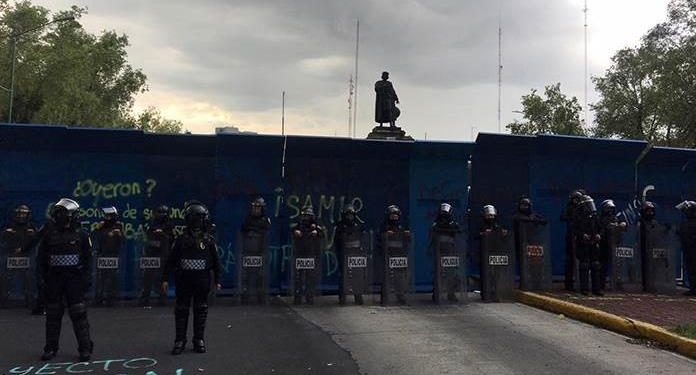 FUERTE CERCO POLICIAL INHIBE DERRIBO DE ESTATUA DE COLÓN EN MÉXICO