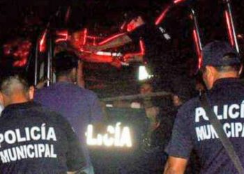 HABITANTES DE GAVIOTAS SUR SE ENFRENTAN A POLICIAS