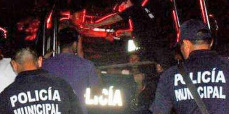 HABITANTES DE GAVIOTAS SUR SE ENFRENTAN A POLICIAS