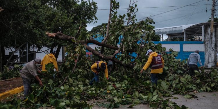 TRABAJO COORDINADO EN CANCÚN PARA ATENDER AFECTACIONES POR PASO DE TORMENTA TROPICAL GAMMA