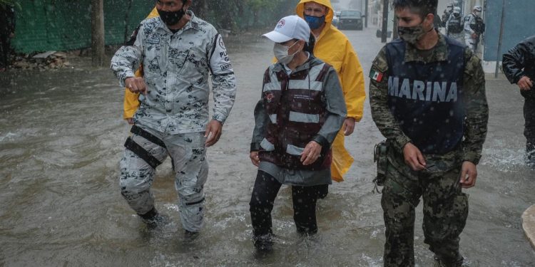 TRABAJO COORDINADO EN CANCÚN PARA ATENDER AFECTACIONES POR PASO DE TORMENTA TROPICAL GAMMA