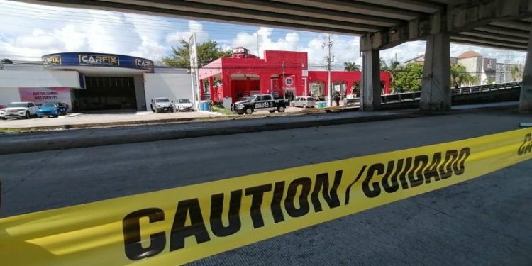 HALLAN PRESUNTO APARATO EXPLOSIVO EN PLAYA DEL CARMEN,