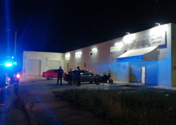 SUJETOS ARMADOS SE LLEVAN DINERO DE UNA TIENDA DE ABARROTES