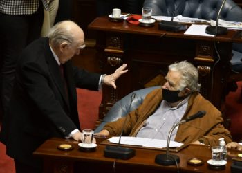 LOS EXPRESIDENTES DE URUGUAY SANGUINETTI Y MUJICA RENUNCIAN AL SENADO