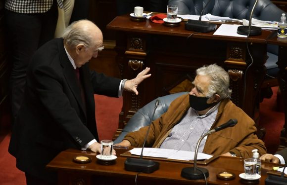 LOS EXPRESIDENTES DE URUGUAY SANGUINETTI Y MUJICA RENUNCIAN AL SENADO