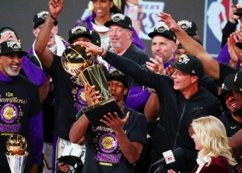 LOS LAKERS GANAN EL ANILLO CON EL RECUERDO A BRYANT Y JAMES AGIGANTA SU LEYENDA