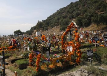 MEXICANOS APURAN ÚLTIMAS HORAS ANTES DEL CIERRE DE CEMENTERIOS
