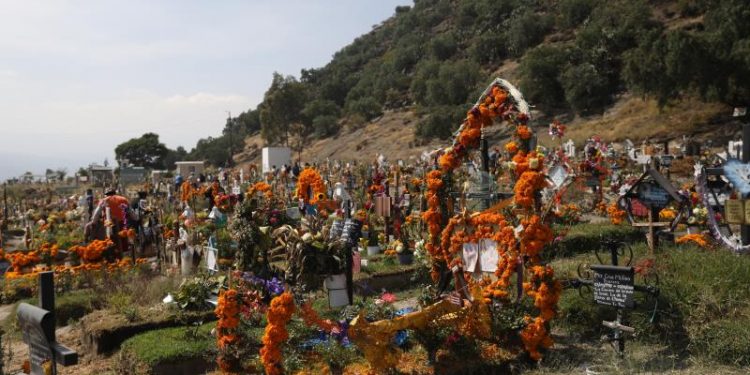 MEXICANOS APURAN ÚLTIMAS HORAS ANTES DEL CIERRE DE CEMENTERIOS