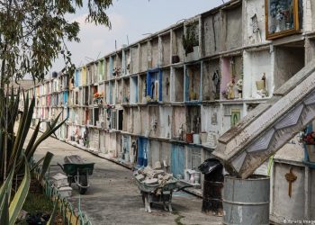 MÉXICO SE PREPARA PARA UN INSÓLITO DÍA DE MUERTOS CON CEMENTERIOS CERRADOS