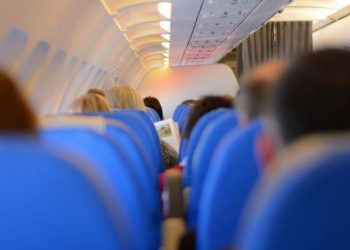 MUJER FALLECE POR COVID EN SU VUELO A TEXAS