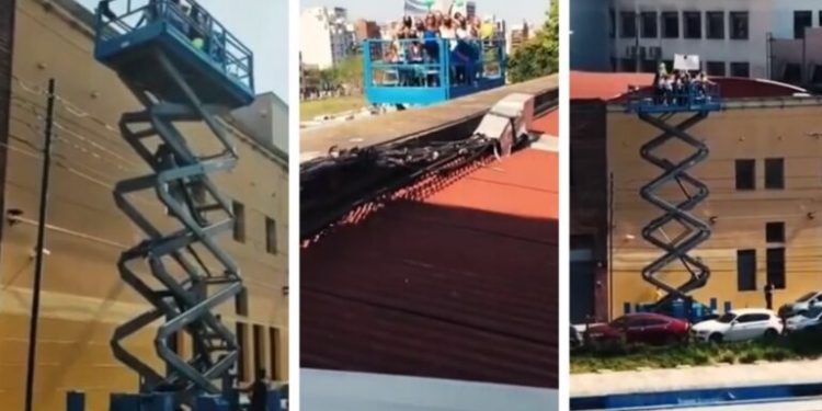 MUJERES RENTAN UNA GRÚA PARA PODER VISITAR A SU AMIGA HOSPITALIZADA POR CÁNCER