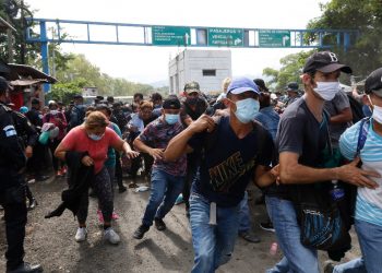 NUEVA CARAVANA MIGRANTE DESAFÍA AL CORONAVIRUS Y LLEGA A GUATEMALA