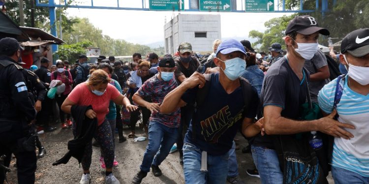NUEVA CARAVANA MIGRANTE DESAFÍA AL CORONAVIRUS Y LLEGA A GUATEMALA
