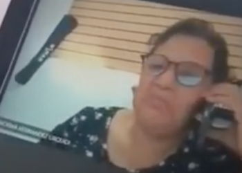 OLVIDA MAESTRA APAGAR MICRÓFONO Y LA GRABAN INSULTANDO A SUS ALUMNOS