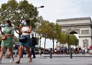 PARÍS DECRETA ALERTA MÁXIMA POR REBROTE DE CORONAVIRUS