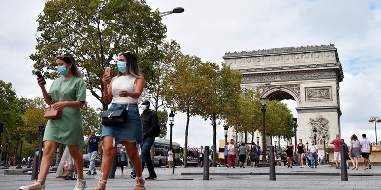 PARÍS DECRETA ALERTA MÁXIMA POR REBROTE DE CORONAVIRUS