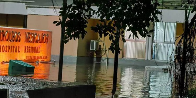 SE INUNDA HOSPITAL DE PEMEX, EN VILLAHERMOSA