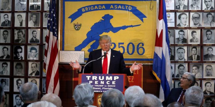 TRUMP VOTA POR TRUMP EN FLORIDA, ANTES DE QUE OBAMA HAGA CAMPAÑA EN MIAMI