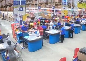 UN MUERTO Y OCHO HERIDOS DEJA CAÍDA DE ANAQUELES EN SUPERMERCADO DE BRASIL