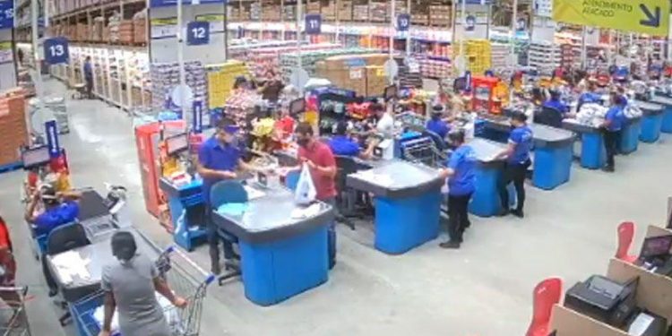 UN MUERTO Y OCHO HERIDOS DEJA CAÍDA DE ANAQUELES EN SUPERMERCADO DE BRASIL