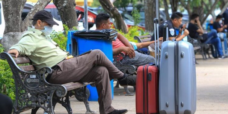 UNA HUELGA DE EMPLEADOS DE AEROPUERTOS DEJA SIN VUELOS A BOLIVIA