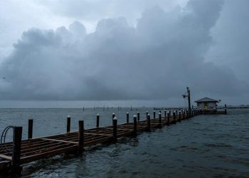 ZETA SE FORTALECE A HURACÁN RUMBO A LA COSTA SUR DE EE.UU.