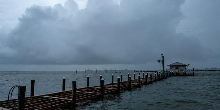 ZETA SE FORTALECE A HURACÁN RUMBO A LA COSTA SUR DE EE.UU.