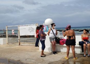 MOLESTIA DE TURISTAS POR QUEDARSE VARADOS EN COZUMEL