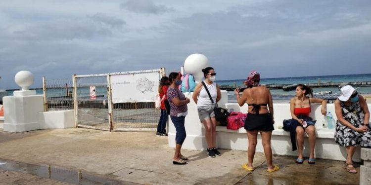 MOLESTIA DE TURISTAS POR QUEDARSE VARADOS EN COZUMEL