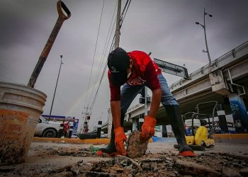 INTENSOS TRABAJOS DE BACHEO RECUPERAN IMAGEN DE SOLIDARIDAD