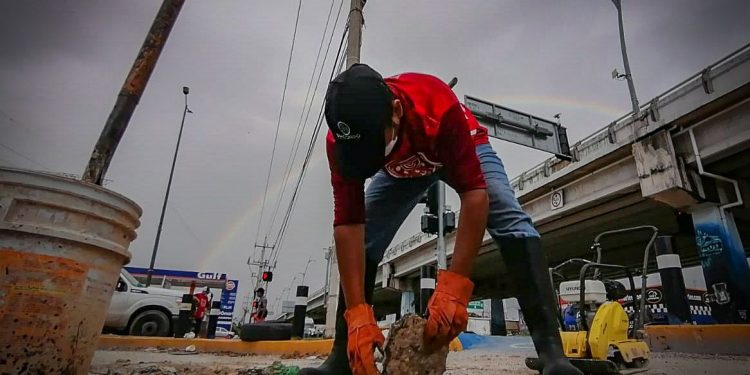INTENSOS TRABAJOS DE BACHEO RECUPERAN IMAGEN DE SOLIDARIDAD