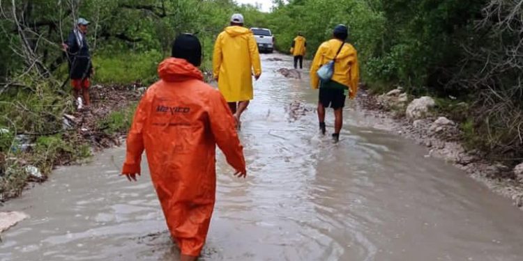 EVACUAN A POBLADORES DE MARÍA ELENA Y PUNTA HERRERO